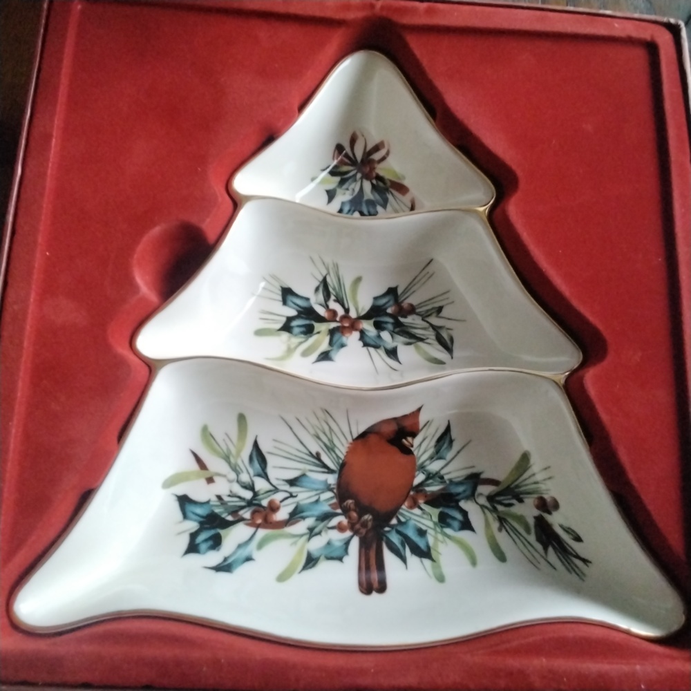 Lenox Winter Greetings Tree Divided Server